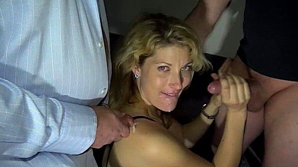 Синяя азиатская девушка трахает друг друга пальцами