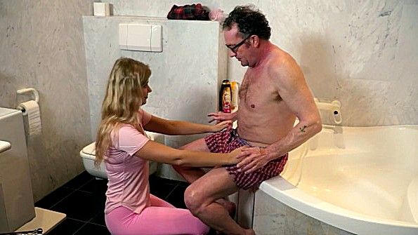 Табличный массив кочерги становится местом групповой сексуальной сцены