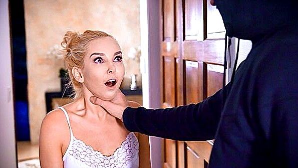 Взрослая мулатка в купальнике не стала отравлять общество сексом