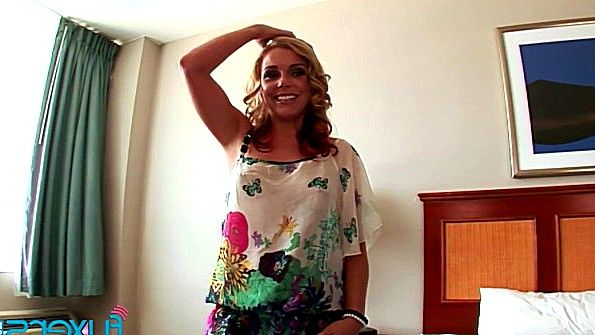 Возбужденная массажистка ублажает старого клиента