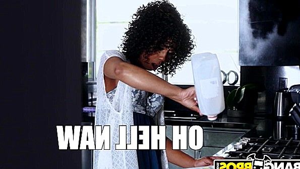 Малышка в чулках готова показать свою попку на веб-камеру