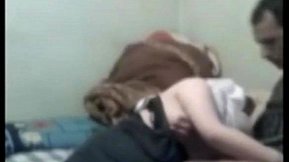 Он сидит на стуле и жадно мастурбирует перед фотокамерой