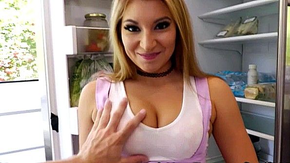 Рыжеволосая милфа в чулках мастурбирует на диване