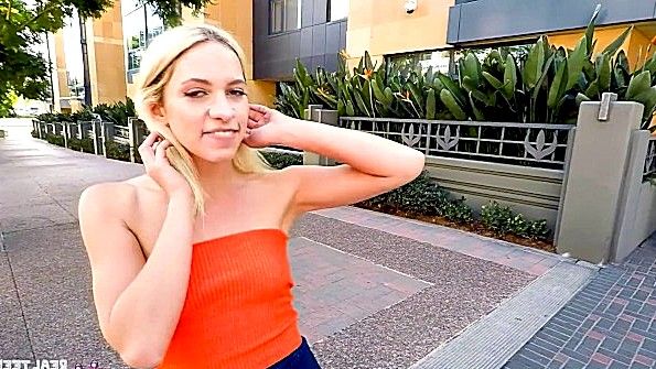 Возбужденная блондинка развлекается с вибратором