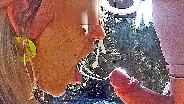 Замужняя женщина трахает своего мужа вместе с подругой и получает страпон