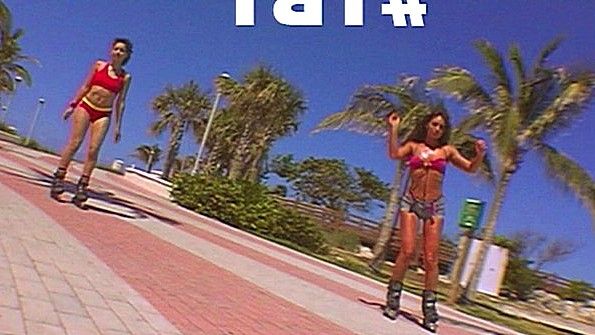 Красавица в рыболовной сети-чулке мастурбирует до тех пор, пока не станет крошечной