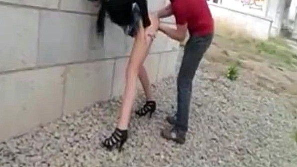 Массажист ласкает молодую девушку и трахает ее