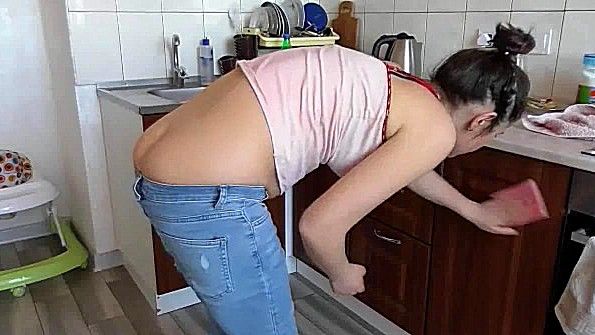 Красавица в чулках жадно играет с вибратором