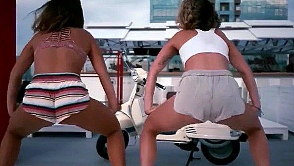 Грудастая любительница активно мастурбирует