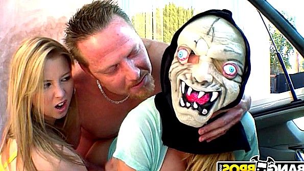 Развратная сучка в бикини спит в заднице на гоночной яхте