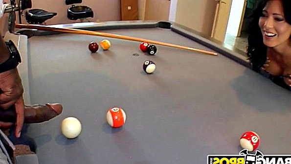 Молодая шлюха трахается с парнем, его большой сисек