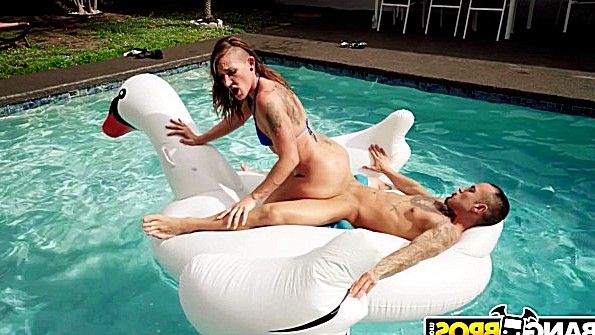 Кокетка в кожаном платье трахается смело