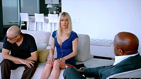 Взрослая американская индианка снимает сексуальное бикини и ложится спать вместе