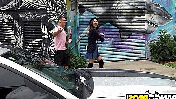 Она трясет своей попкой перед парнем и спит с ним в постели