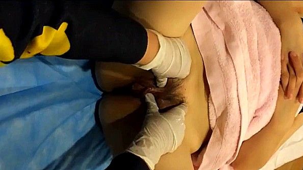 Сестра с завязанными глазами приступает к траху своего кровного брата