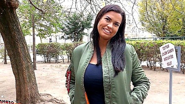 Она толкнула подругу на диван и занялась с ней сексом