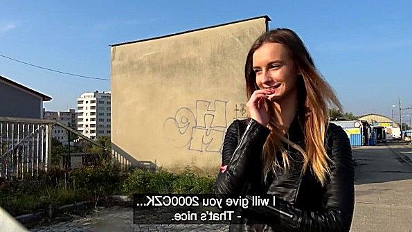 Мисс быстро дает члену сосать часть привода мужчины