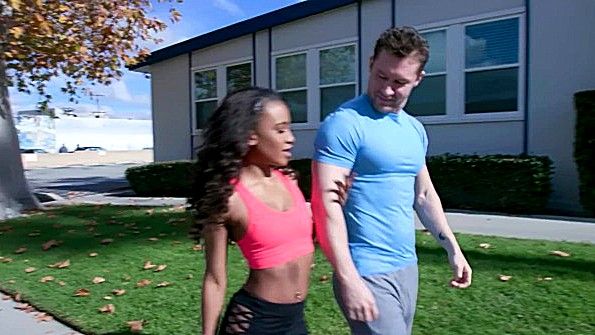 Он отодвигает трусики своей девушки и лизает ее пизду солью