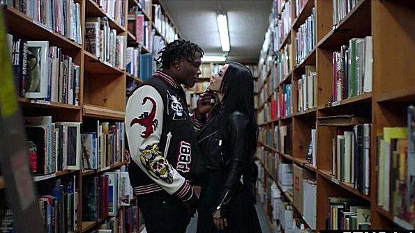 Сестренка с большим желанием сосет член своего брата