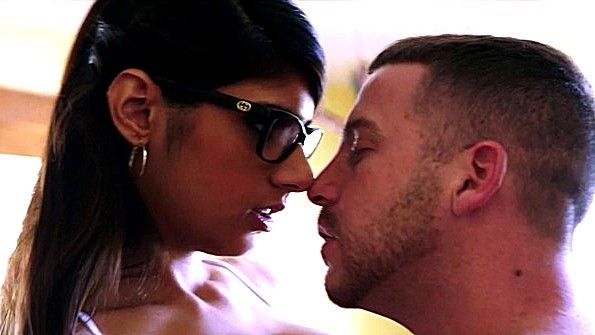 Худая сучка рада развлечься с богатым человеком с помощью вибратора