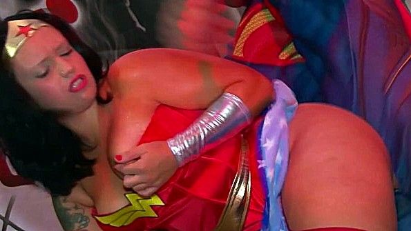 Мисс переоделась в откровенную интимную одежду и занялась сексом