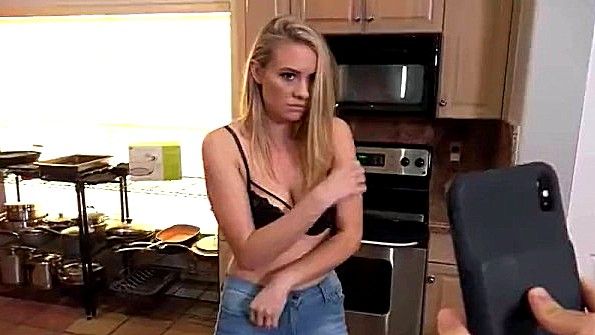 Он набрасывается на свою замужнюю женщину-индейку и спит с ней, как это принято в классических традициях