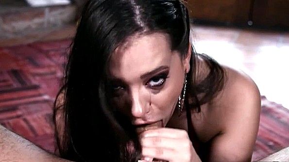 Обнаженная брюнетка томно лежит в постели, пока не достигнет экстаза