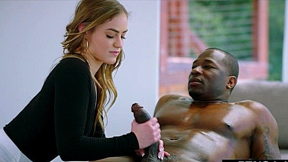 Девушка вылизала солью дырки обеих своих подруг в клипе Лаппа