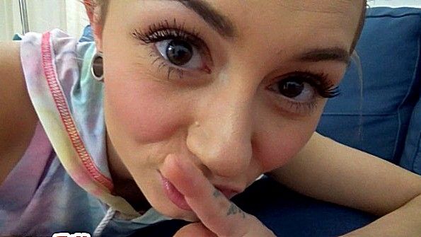 Брюнетка сосала член парня и села на него пиздой