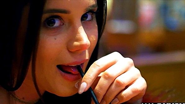 Взрослая женщина-тайка в кожаных сапогах резко засыпает