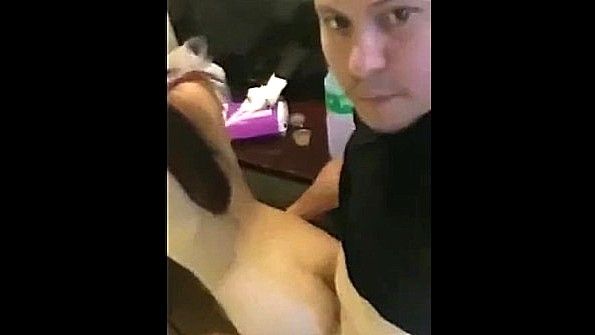 Две шлюхи жестоко трахают мужчину