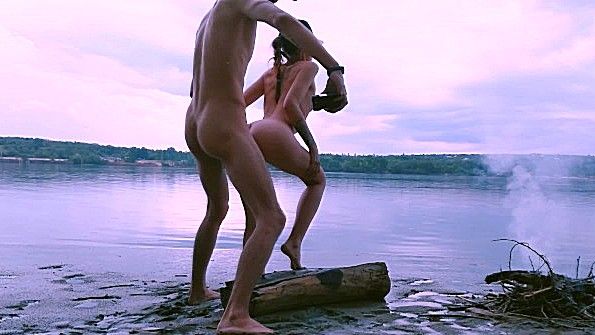 Возбужденная зрелая взрослая женщина засыпает вместе трудно