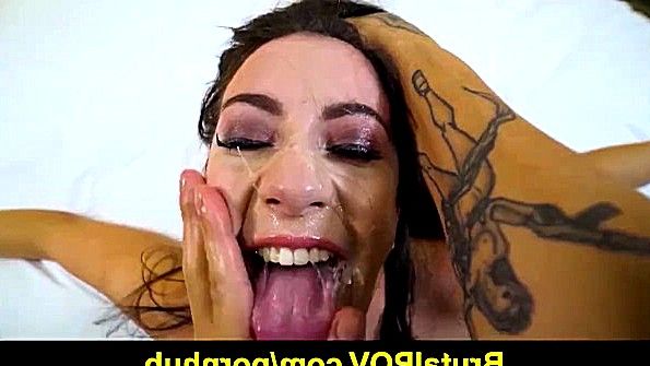 Она резко снимает платье и ложится спать вместе