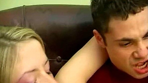 Девушка в нижнем белье страстно набрасывается на кеды чернокожего мужчины