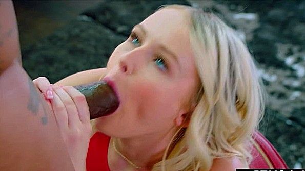 Чернокожий бригадир спит вместе с блондинкой прямо на табличном массиве