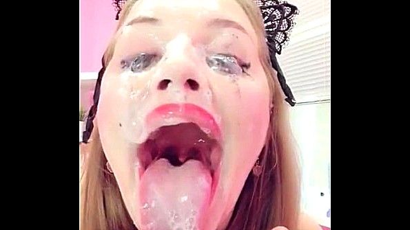 Она снимает платье и начинает мастурбировать в сексуальном нижнем белье