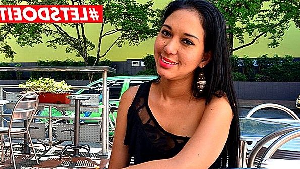 Возбужденная флиртует с мужчиной, давая ему возможность отлично пососать член