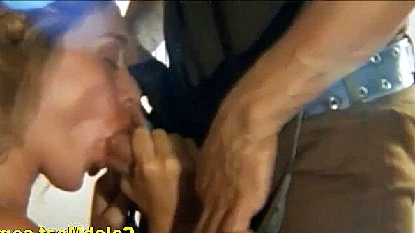 Кокетка в чулках сосет резинку и раздвигает ноги