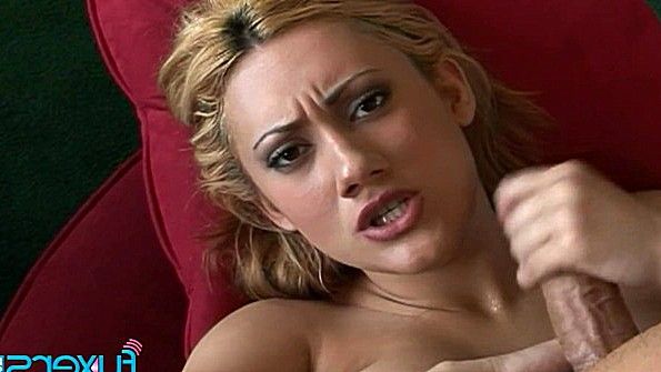 Возбужденная блондинка спит вместе с чернокожим парнем