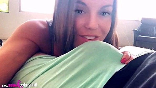 Распутная татуированная малышка спит вместе в шикарной обстановке