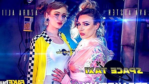 Он выводит мяч на поле, спускается вниз и подходит к машине