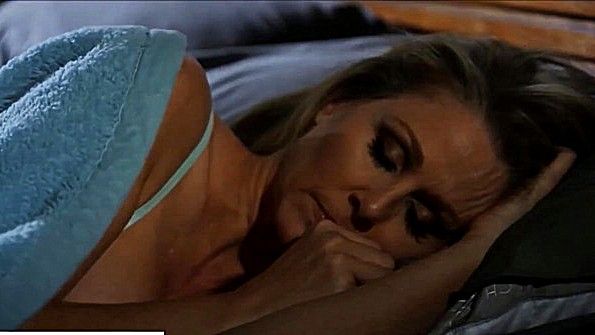 Женщина-родительница всегда готова раздеться перед своим сыном и заняться с ним сексом