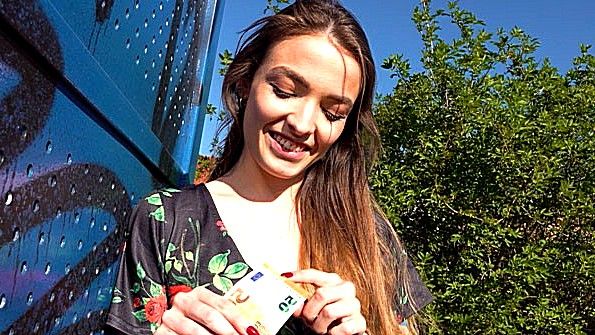 Шлюха сосет дилдо и вставляет его в свою вагину