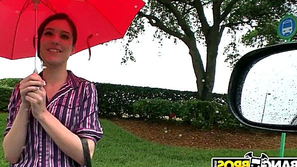 Чернокожий парень приносит мисс, чтобы закончить удовольствие