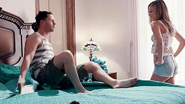 Я трахаю свою одноклассницу на парковке сопротивления возле университета