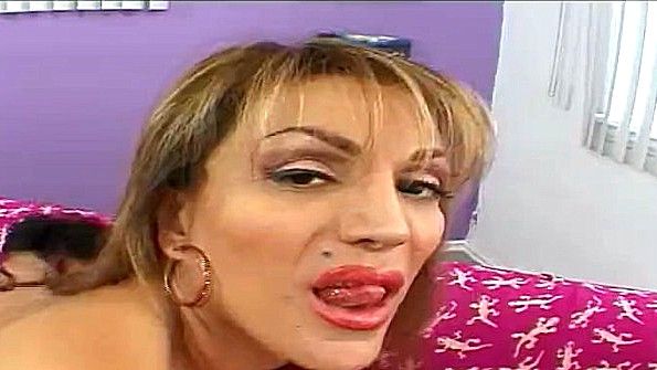 Кровный брат трахает сестру большим членом прямо в задницу