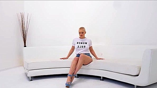 Она надела сексуальное нижнее белье и переспала с другом своего мужа