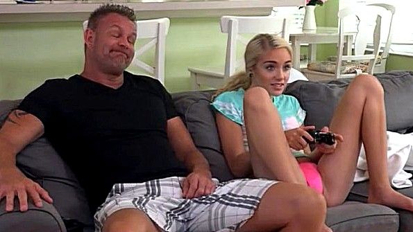 Он будит свою девушку и просит ее отсосать ему член