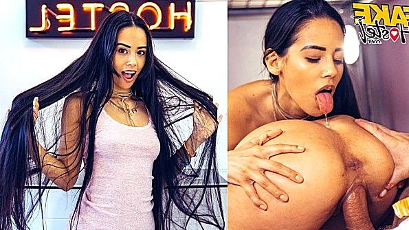 Сучка раздевается и жадно мастурбирует