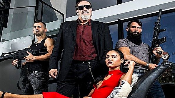 Возбужденная сука мастурбирует в туалете